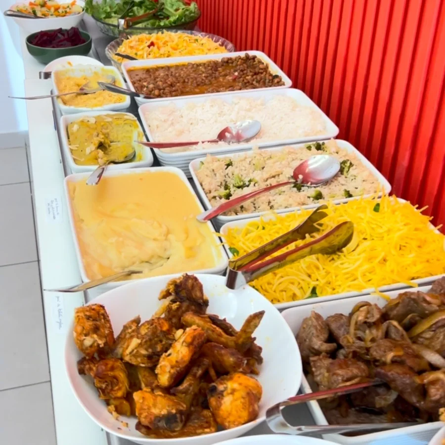 Buffet do almoço self-service da Forte & Fit com saladas, arroz, feijão e carnes