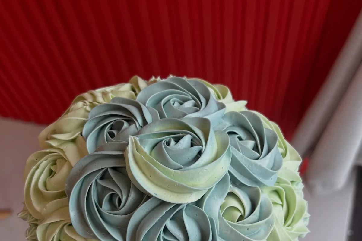 Bolo de rosas de buttercream em tons de azul e verde da Forte & Fit