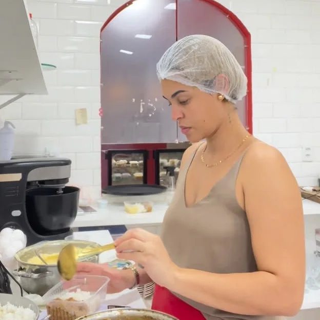 Gabriela Costa preparando uma receita na cozinha