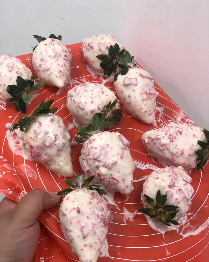 Morangos cobertos com chocolate branco saudável