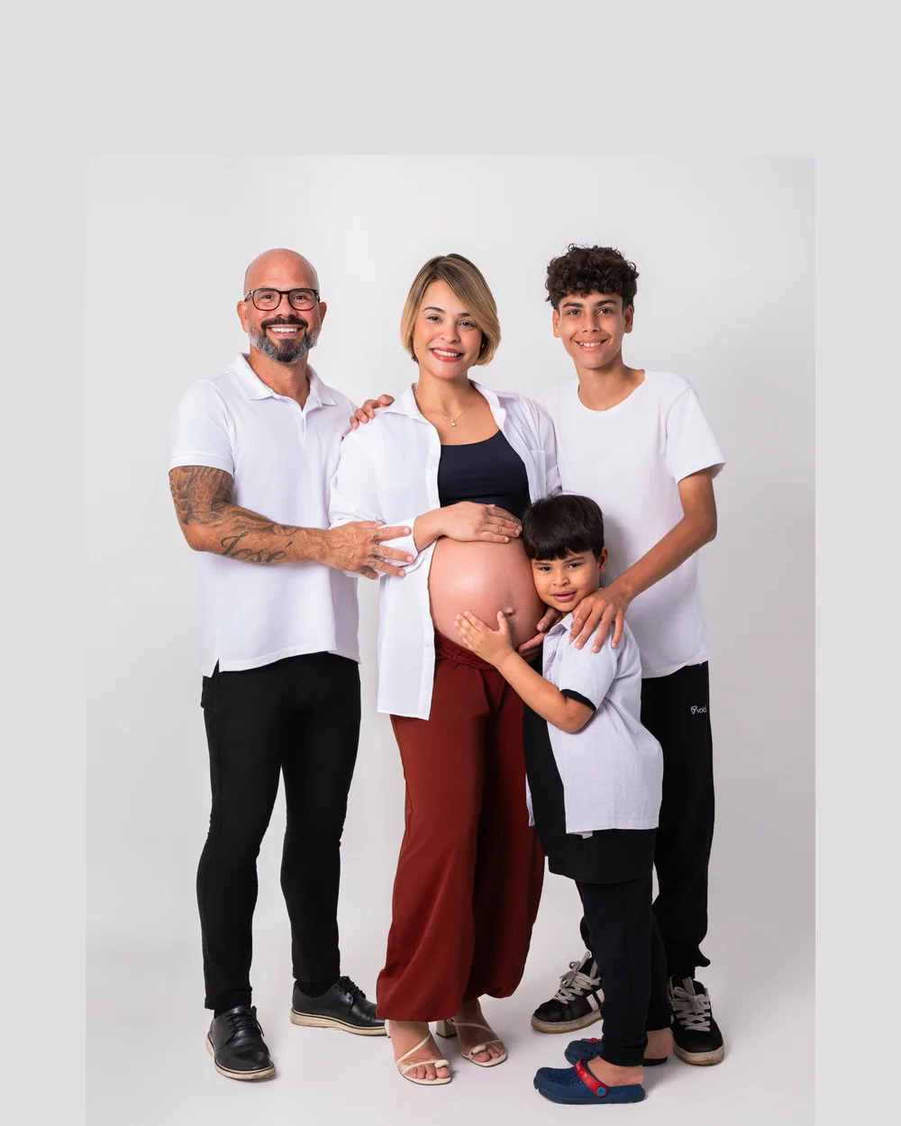 Gabriela Costa, fundadora da Forte & Fit, com o marido e os filhos à espera do Josué