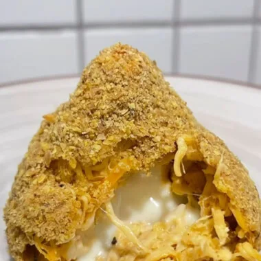 Coxinha low carb sem massa coberta com linhaça